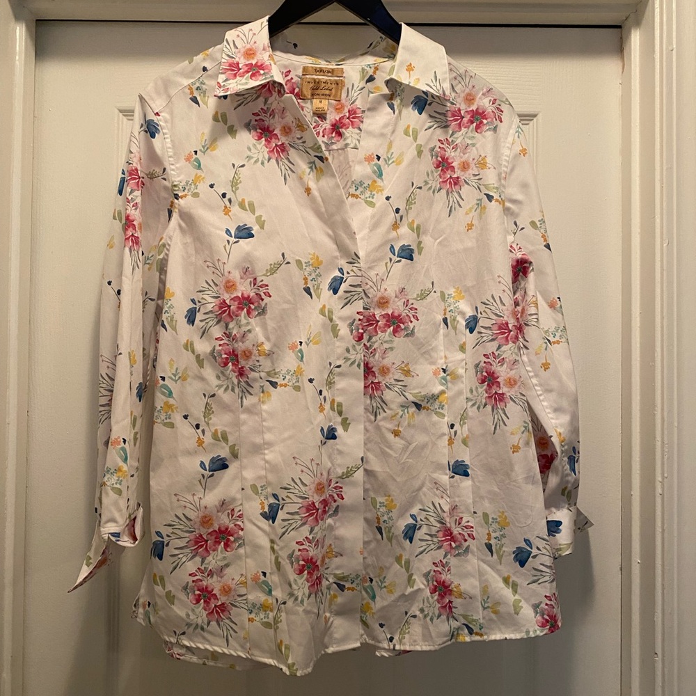 Taylor Investments. Gold Label. White Floral Hidden Button-Up Blouse. Size 18.